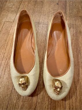 Alexander McQueen Light Tan Flats with Gold Skull Detail - 40.5
